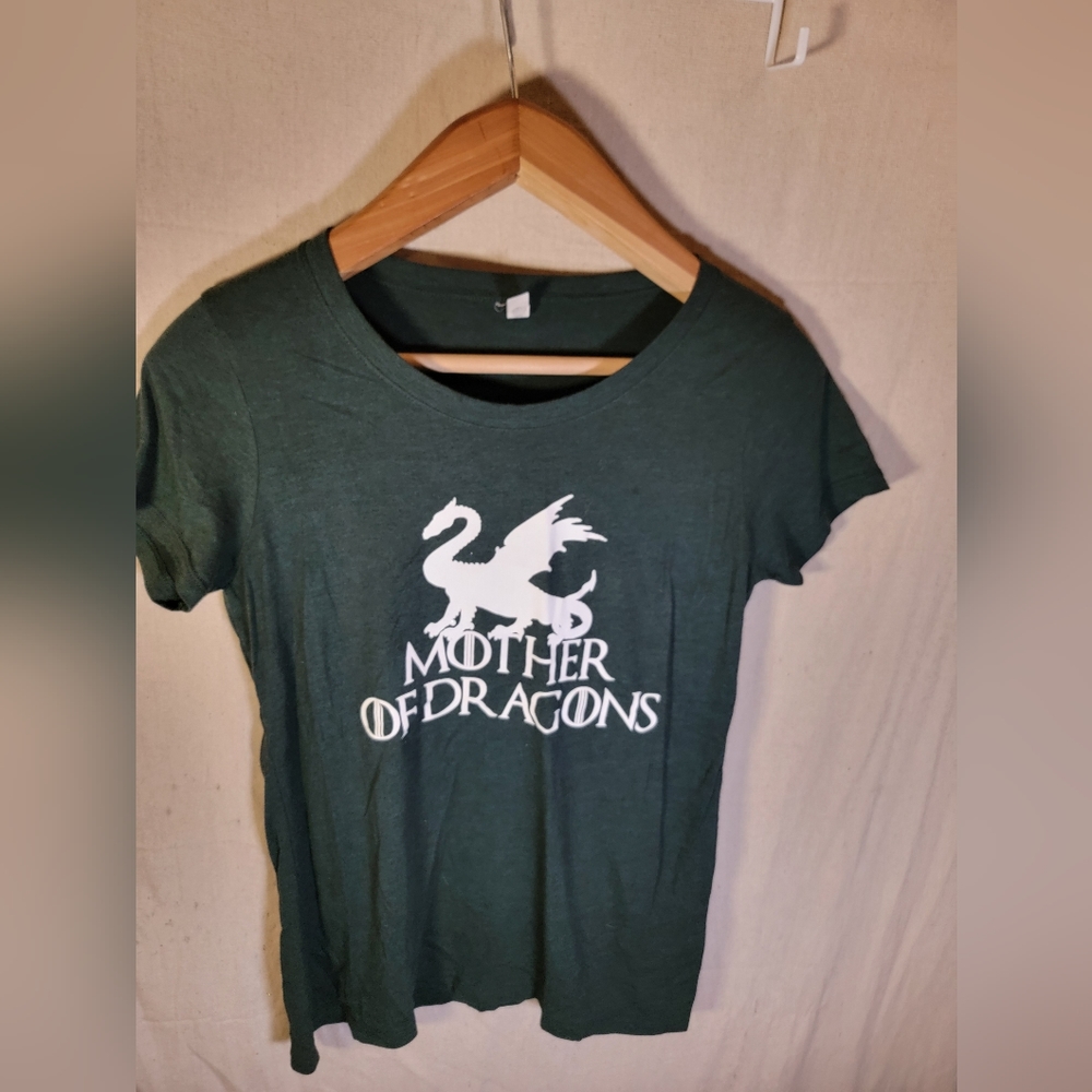 Mother is Dragons XL Game of Thrones styled t-shirt Women's runs small.